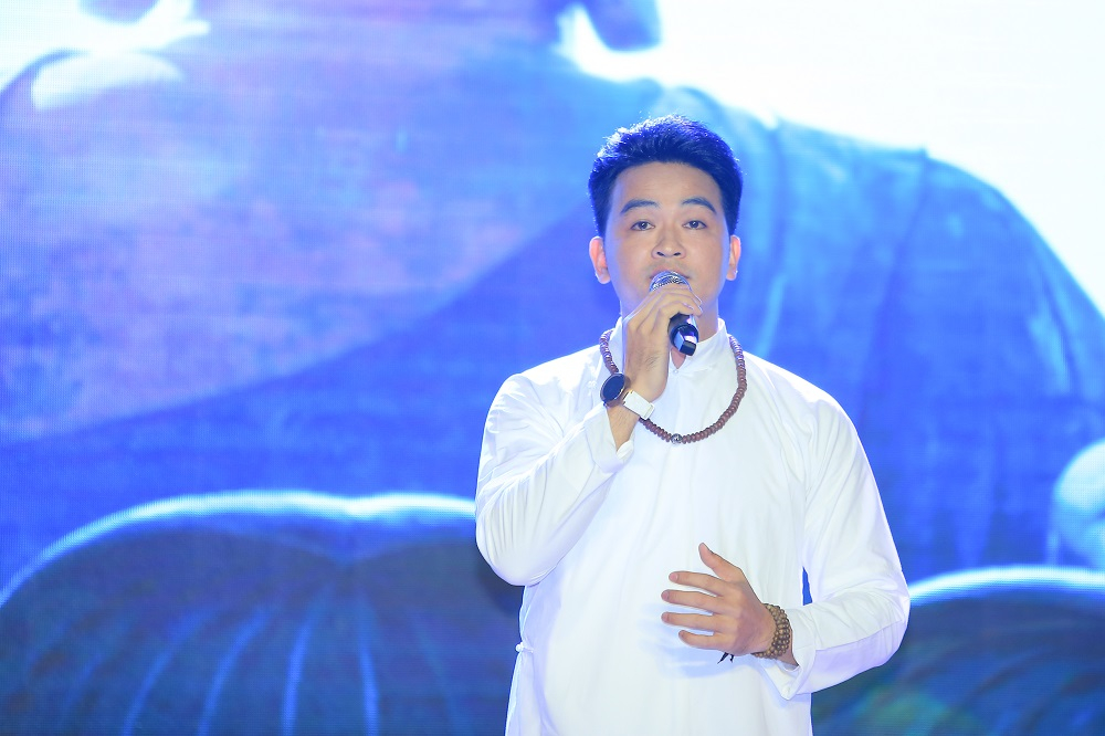 hon 200 phat tu doanh nhan tham gia chuong trinh ??nguoi con duc phat ??