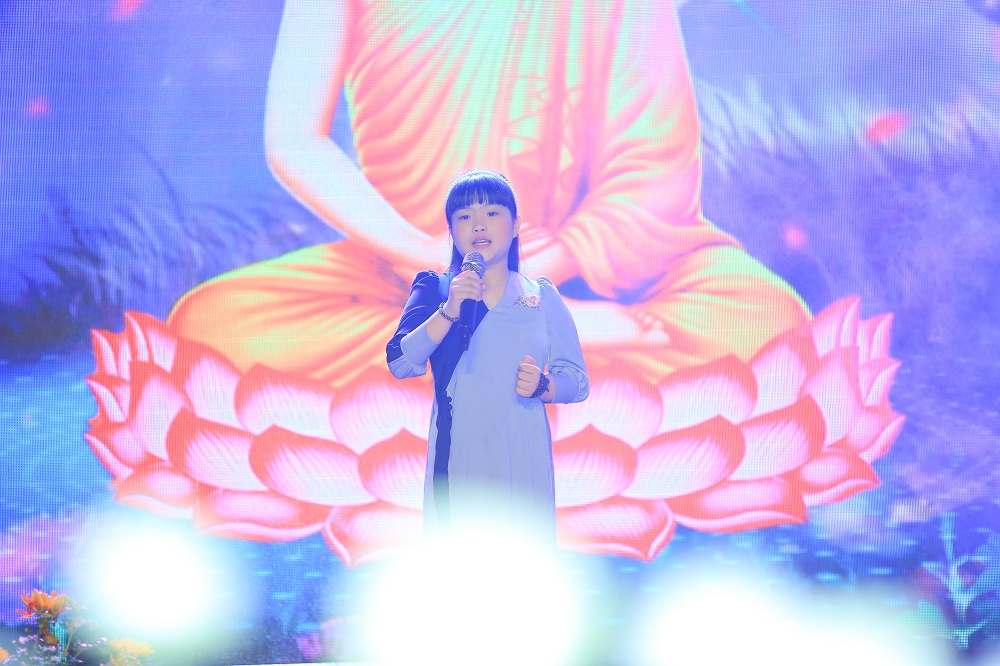 hon 200 phat tu doanh nhan tham gia chuong trinh ??nguoi con duc phat ??