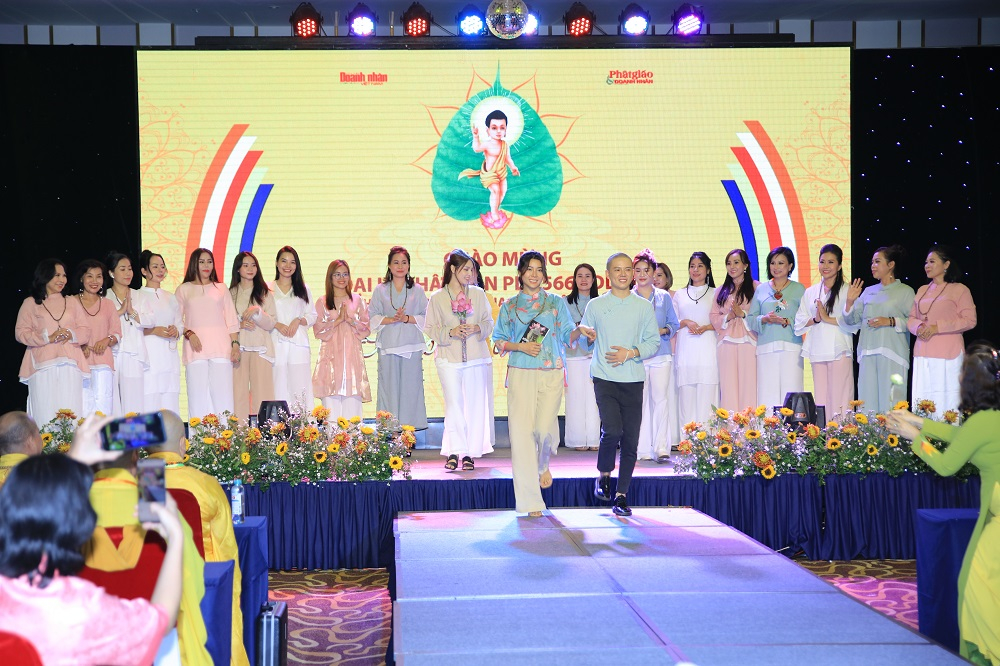 hon 200 phat tu doanh nhan tham gia chuong trinh ??nguoi con duc phat ??