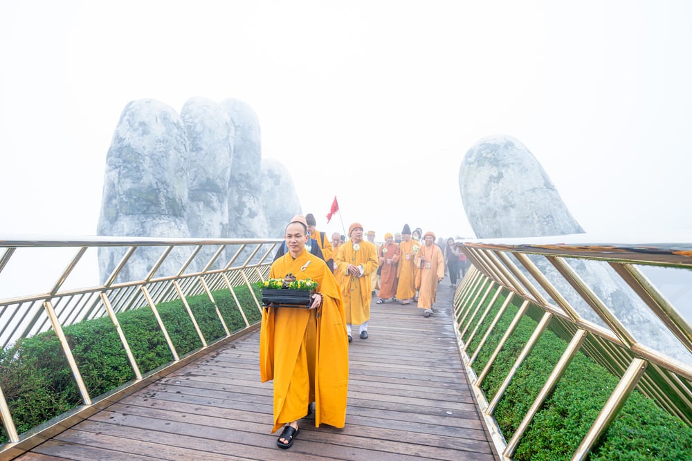 hon 300 tang ni su hanh huong den quan the tam linh tren dinh ba na