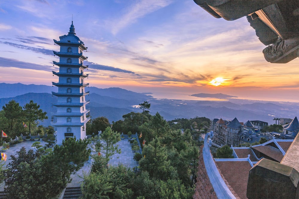 hon 300 tang ni su hanh huong den quan the tam linh tren dinh ba na