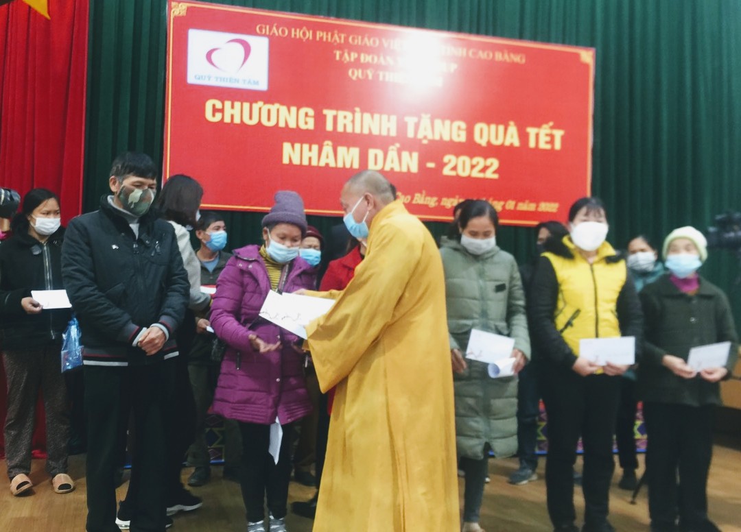ht thich gia quang cung quy thien tam ?? vingroup tang qua tet nham dan 2022 tai cao bang