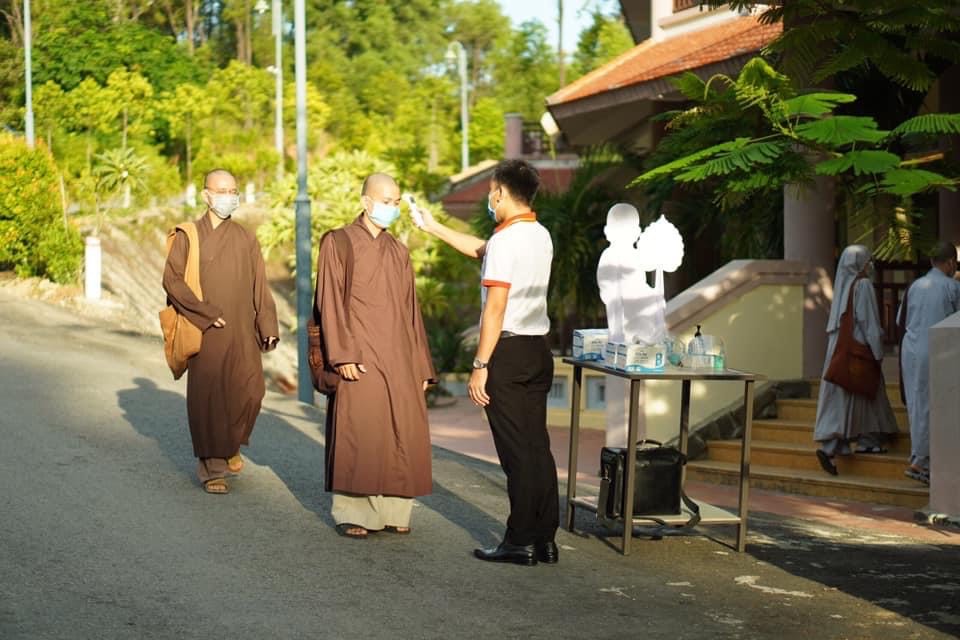 hv pgvn tai hue to chuc thi tot nghiep cho tang ni sinh khoa ix