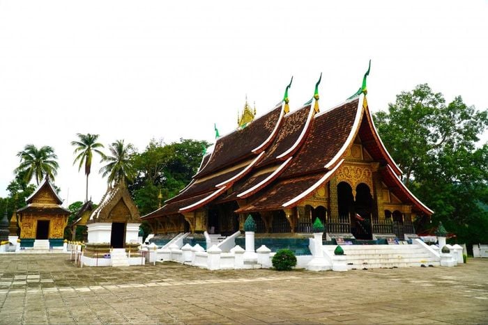 kham pha wat xiengthong ngoi chua co dep nhat o luangprabang