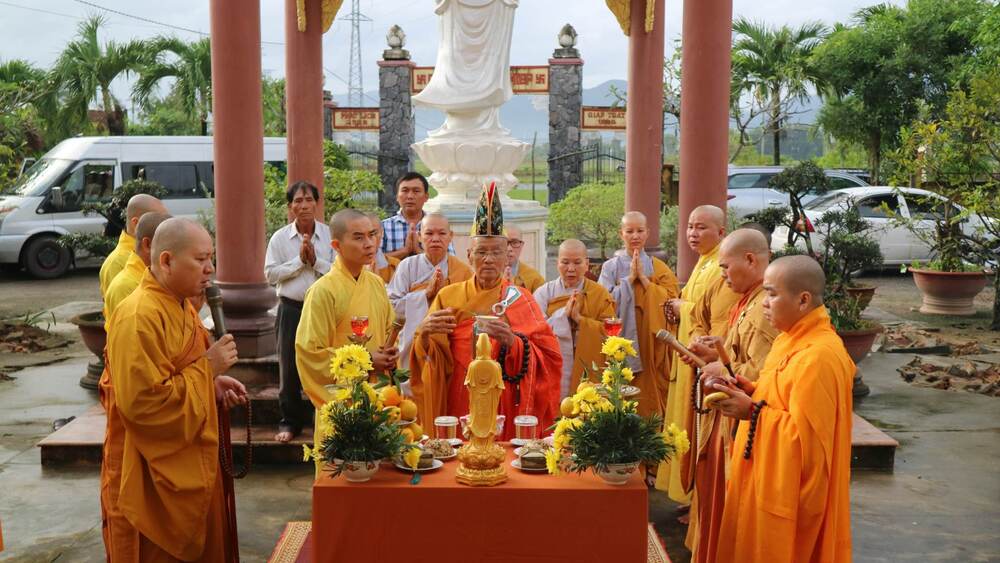 khanh hoa  le dat da trung tu chua bao long