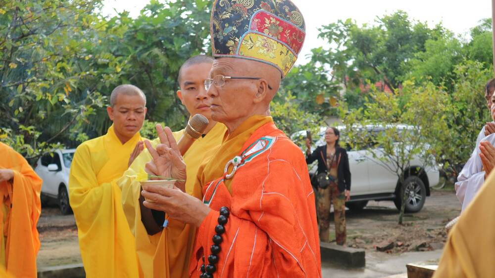 khanh hoa  le dat da trung tu chua bao long