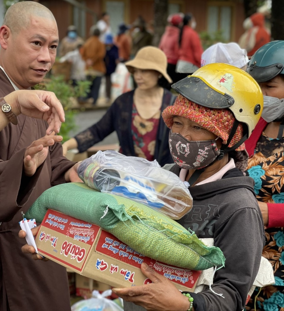 lam dong  chua linh chau  tp hcm  trao tang 350 phan qua ho tro nguoi dan co hoan canh kho khan tai huyen di linh