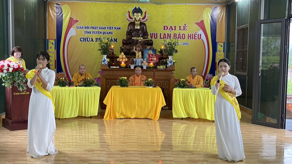 lang dong le bong hong cai ao chua phu lam
