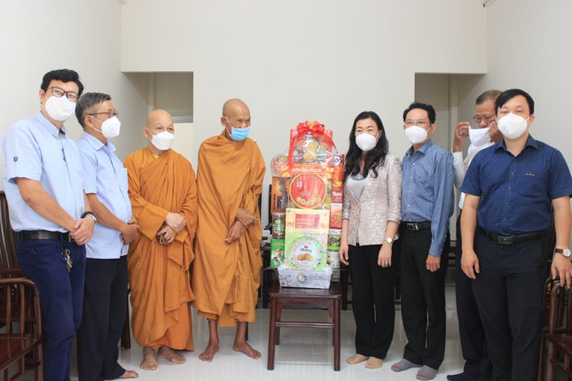 lanh dao quan binh thanh chuc tet ban tri su phat giao quan