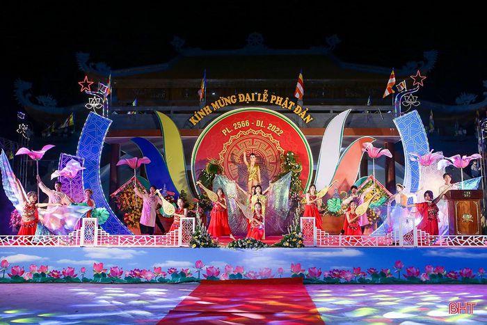 lanh dao tinh ha tinh chuc mung dai le phat dan 2022