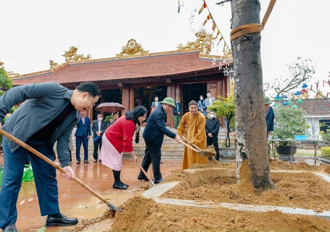 lanh dao tinh thanh hoa dang huong trong cay luu niem tai chua luc nghia truc