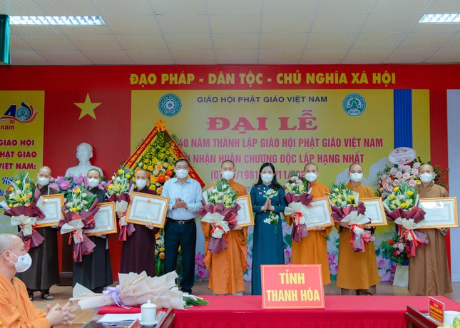 lanh dao tinh thanh hoa trao bang khen den tang ni co thanh tich xuat sac trong cong tac phat su