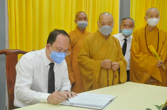 lanh dao tp ho chi minh vieng dai lao hoa thuong thich pho tue