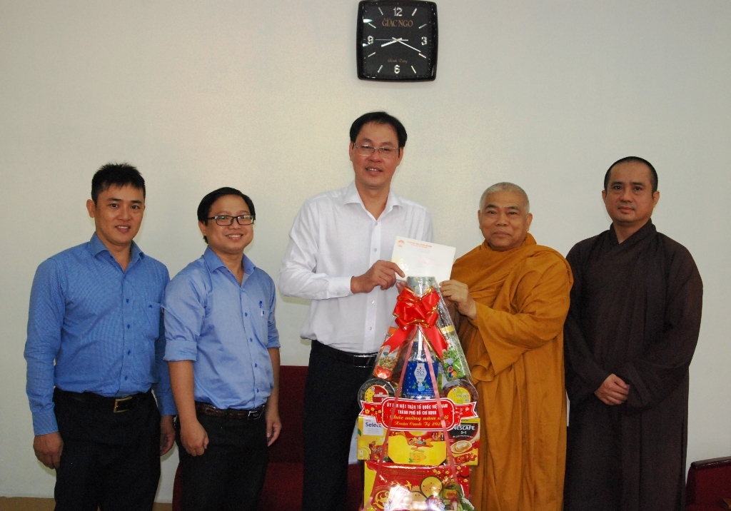 lanh dao ubmttqvn tp hcm chuc tet bao giac ngo