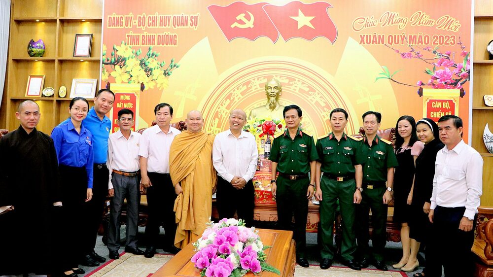 lanh dao uy ban mttqvn tinh binh duong tham chuc tet bo chi huy quan su va cong an tinh