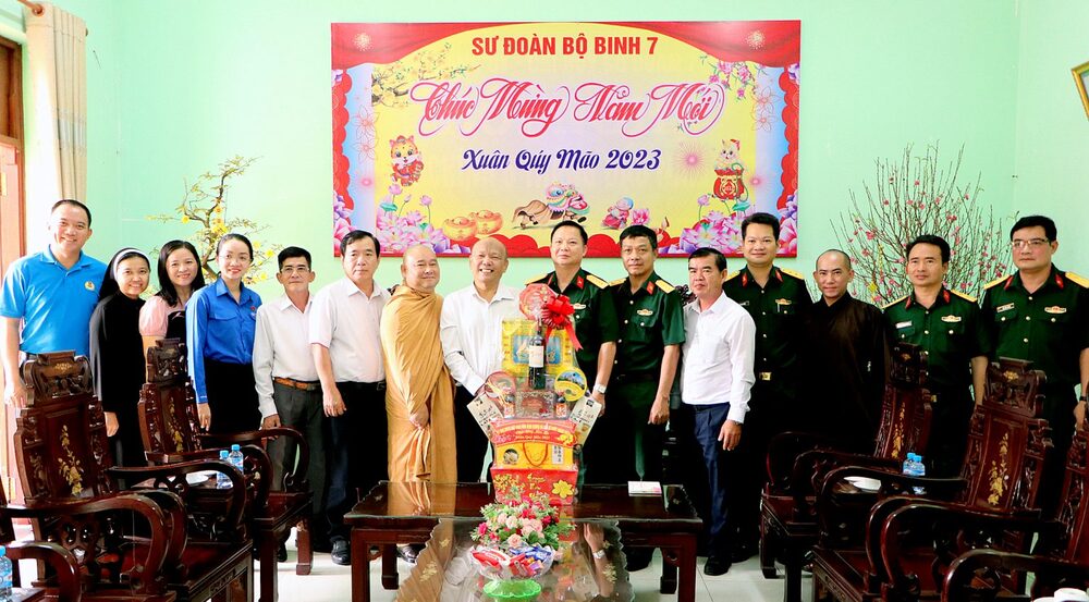 lanh dao uy ban mttqvn tinh binh duong tham chuc tet bo chi huy quan su va cong an tinh