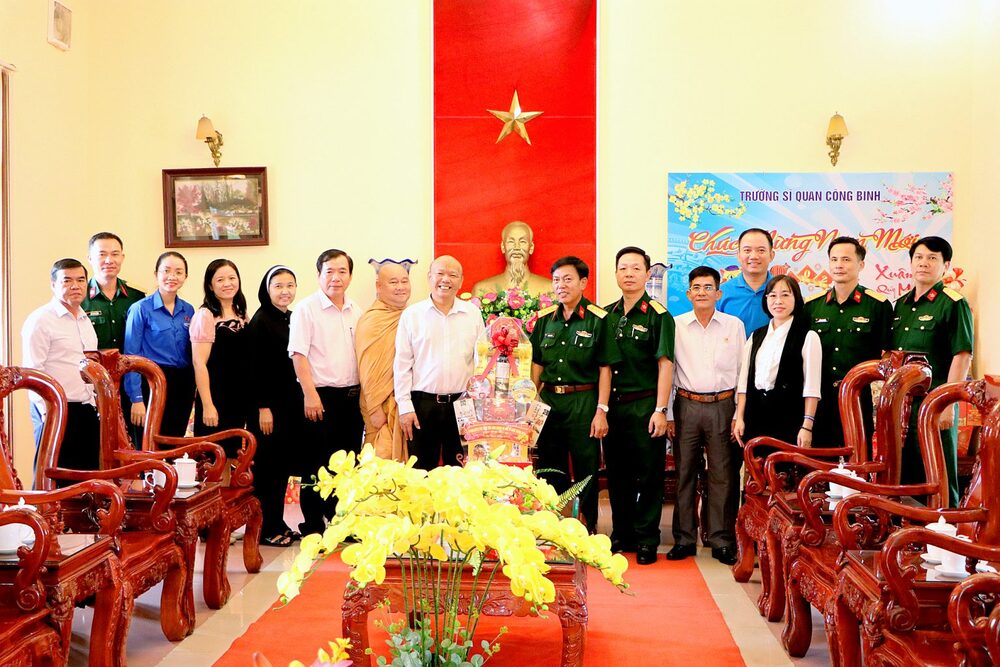 lanh dao uy ban mttqvn tinh binh duong tham chuc tet bo chi huy quan su va cong an tinh