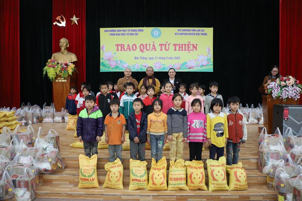 lao cai  ban huong dan phat tu tw phan ban dan toc tw phia bac trao tang qua tu thien