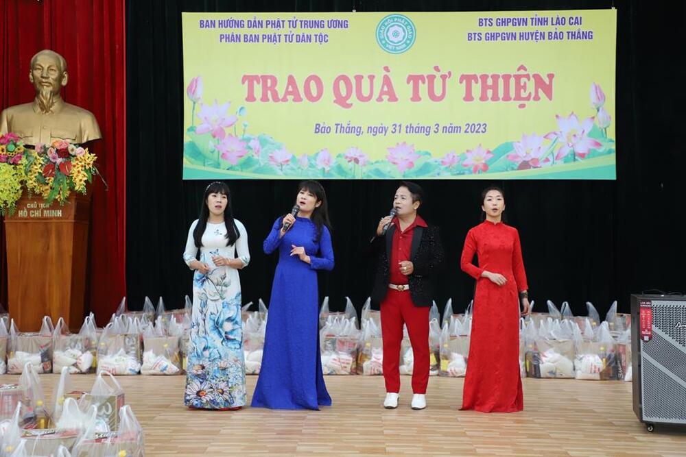 lao cai  ban huong dan phat tu tw phan ban dan toc tw phia bac trao tang qua tu thien