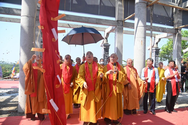 le an vi long cot ngoi dai hung bao dien chua minh khanh