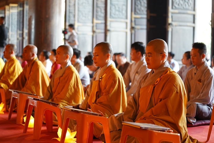 le cau nguyen hoa binh tai chua bai dinh