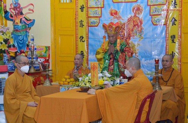 le cau sieu chan te pho do huong linh dong bao tu nan vi covid 19 tai chua long hoa