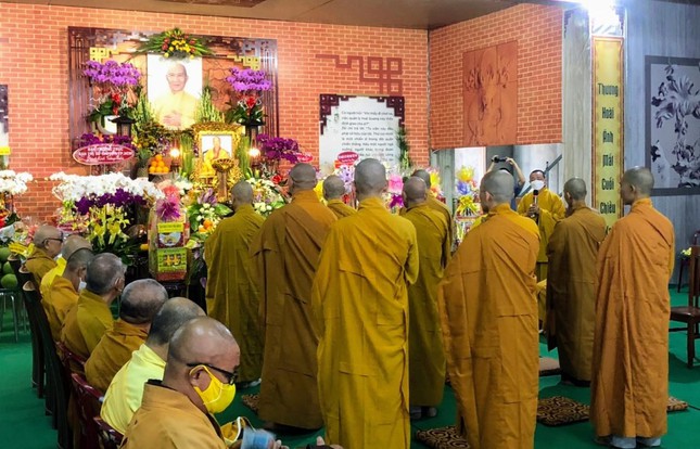le huy nhat lan thu 32 hoa thuong thich hue hung khai son tu vien hue quang