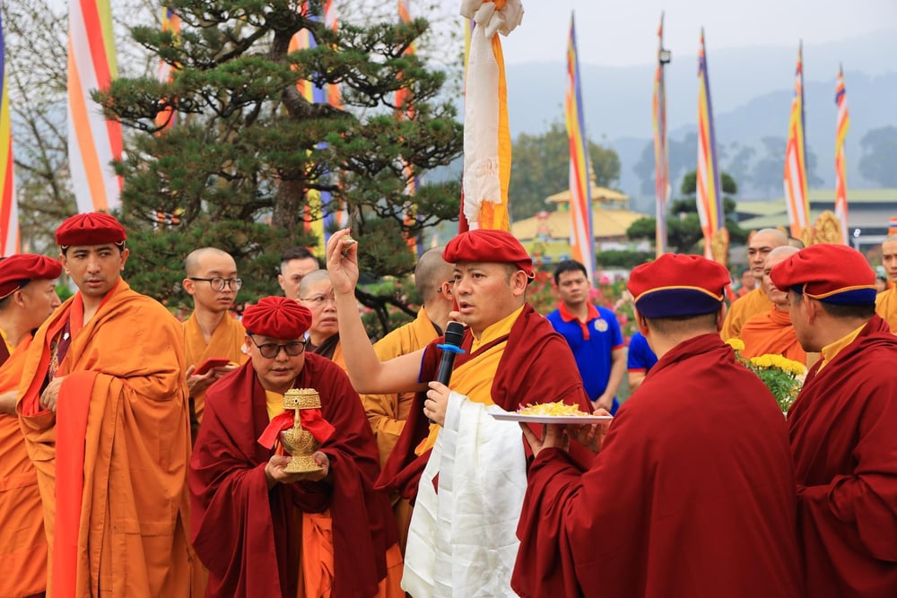 le khai quang ton tuong duc phat tai dai bao thap mandala tay thien