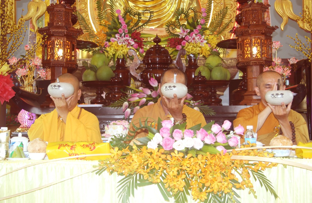 le vu lan bao hieu   cung duong trai tang o chua thien binh