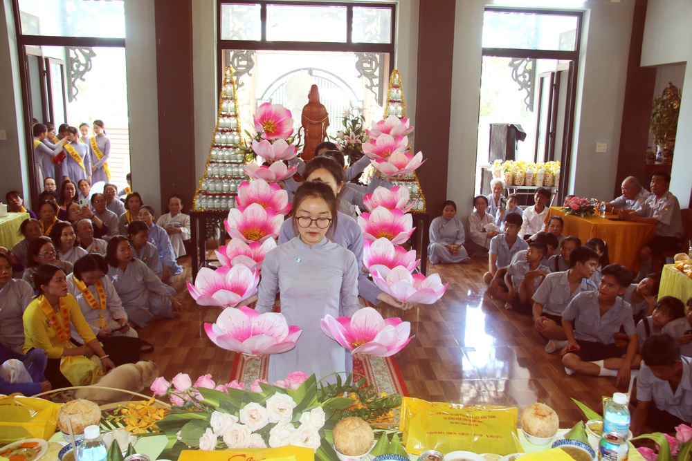 le vu lan bao hieu   cung duong trai tang o chua thien binh