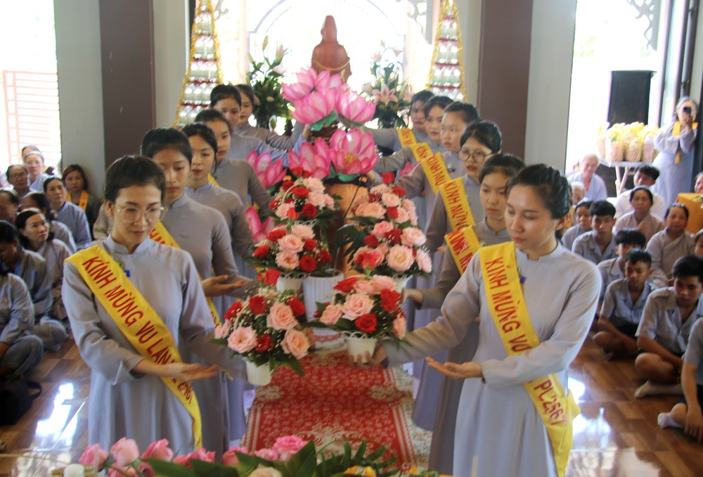 le vu lan bao hieu   cung duong trai tang o chua thien binh