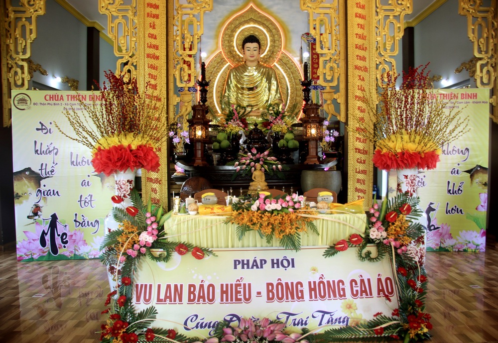 le vu lan bao hieu   cung duong trai tang o chua thien binh