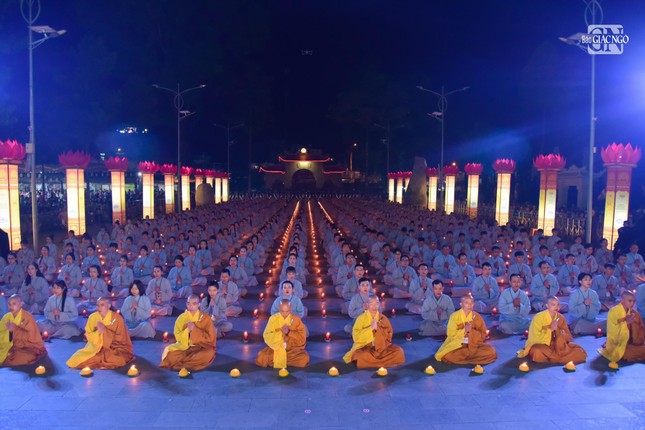 lung linh dem hoi hoa dang via phat a di da tai chua hoang phap