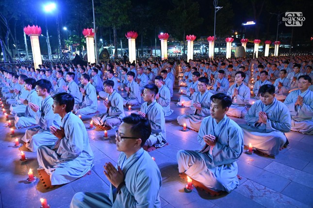 lung linh dem hoi hoa dang via phat a di da tai chua hoang phap