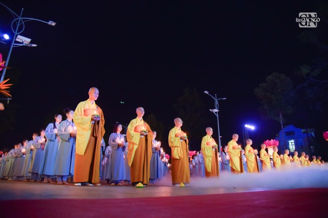 lung linh dem hoi hoa dang via phat a di da tai chua hoang phap