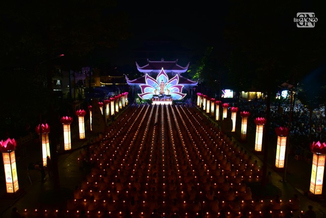 lung linh dem hoi hoa dang via phat a di da tai chua hoang phap