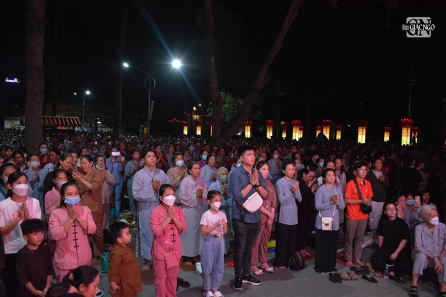 lung linh dem hoi hoa dang via phat a di da tai chua hoang phap