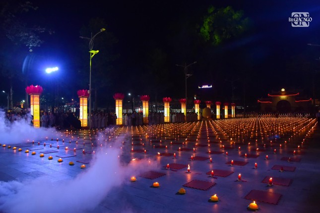 lung linh dem hoi hoa dang via phat a di da tai chua hoang phap