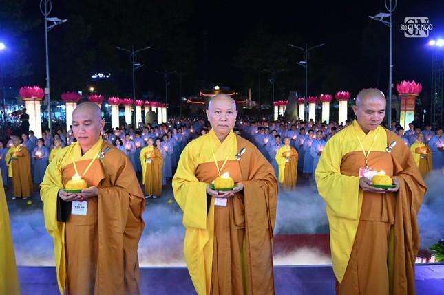 lung linh dem hoi hoa dang via phat a di da tai chua hoang phap