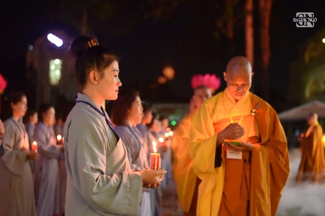 lung linh dem hoi hoa dang via phat a di da tai chua hoang phap