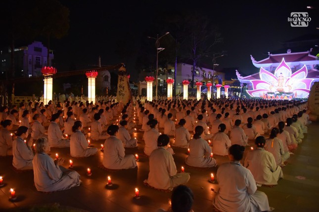 lung linh dem hoi hoa dang via phat a di da tai chua hoang phap