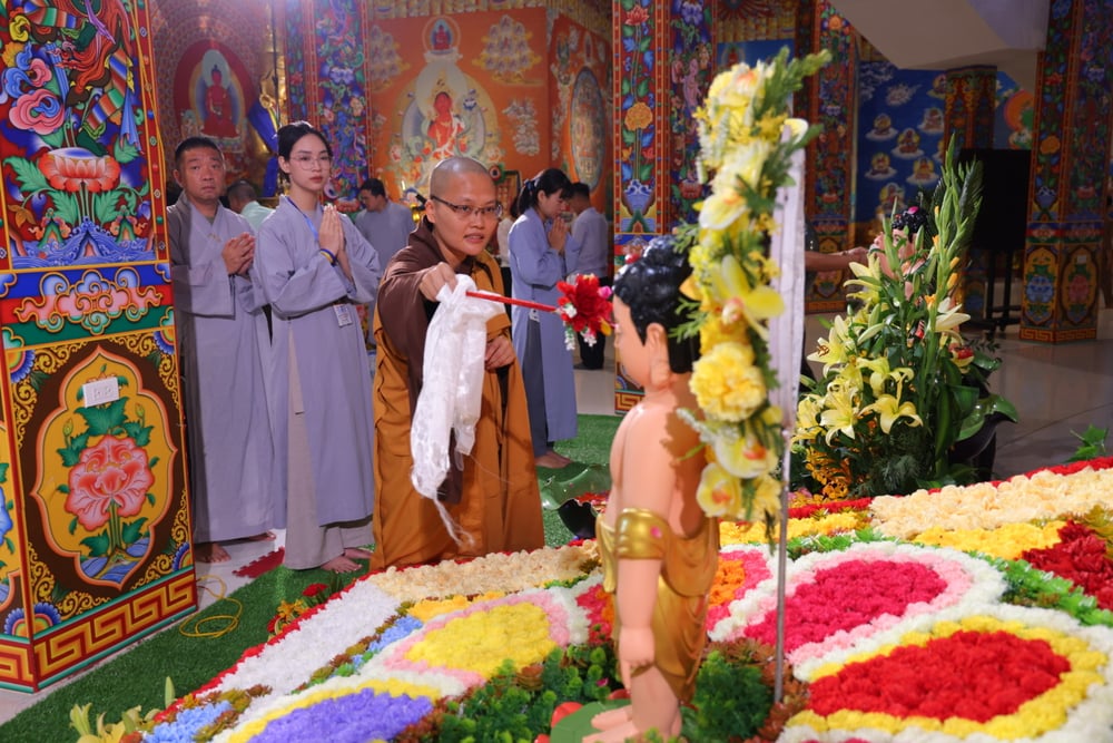 lung linh sac mau phat dan tai dai bao thap mandala tay thien