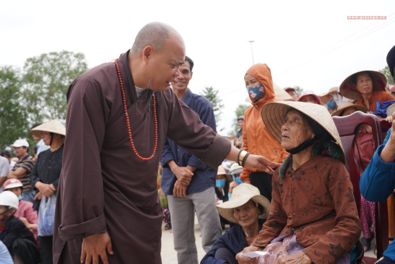 mat mat mien trung   tinh nguoi trong bao lu