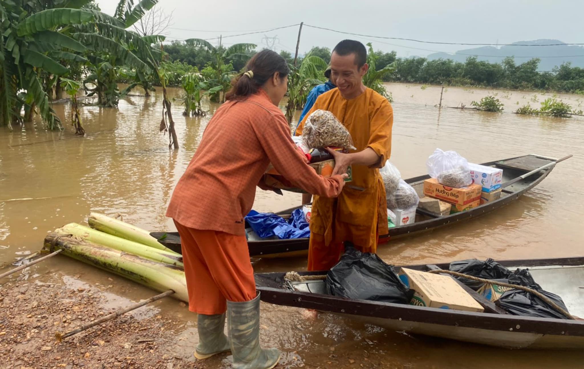 mat mat mien trung   tinh nguoi trong bao lu