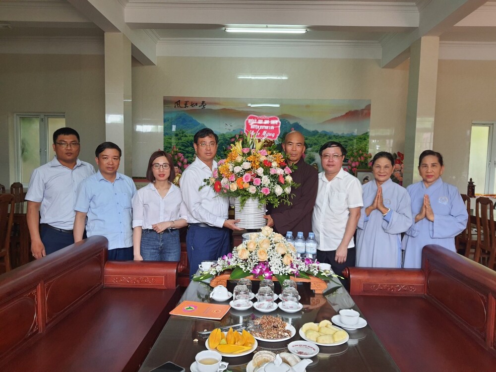 nghe an lanh dao ubnd huyen quynh luu chuc mung phat dan den bts pg huyen