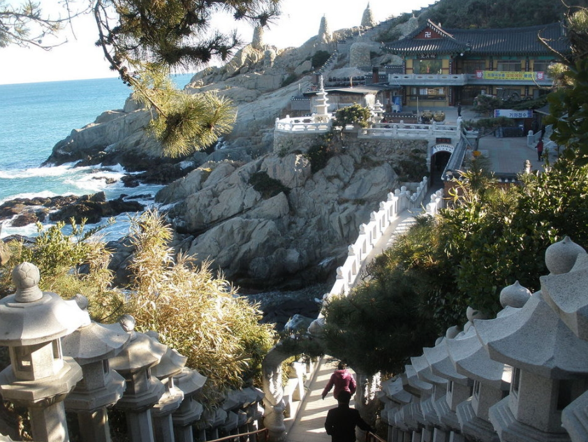 ngoi chua co ben bo bien o busan han quoc