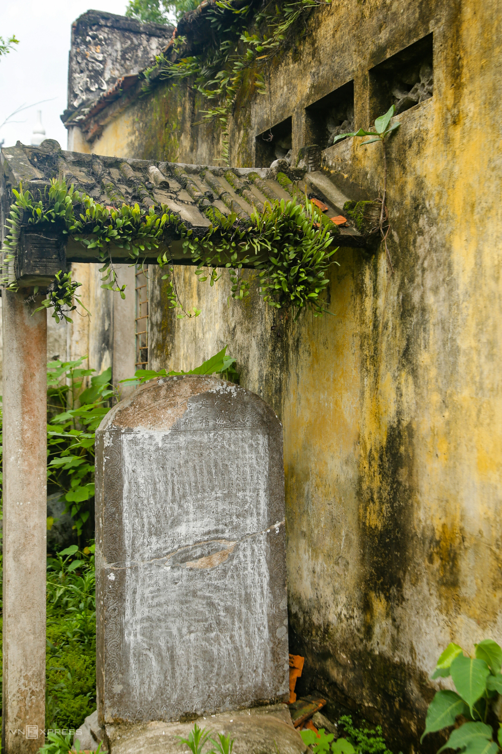 ngoi chua gan 700 tuoi o ha noi xuong cap nghiem trong