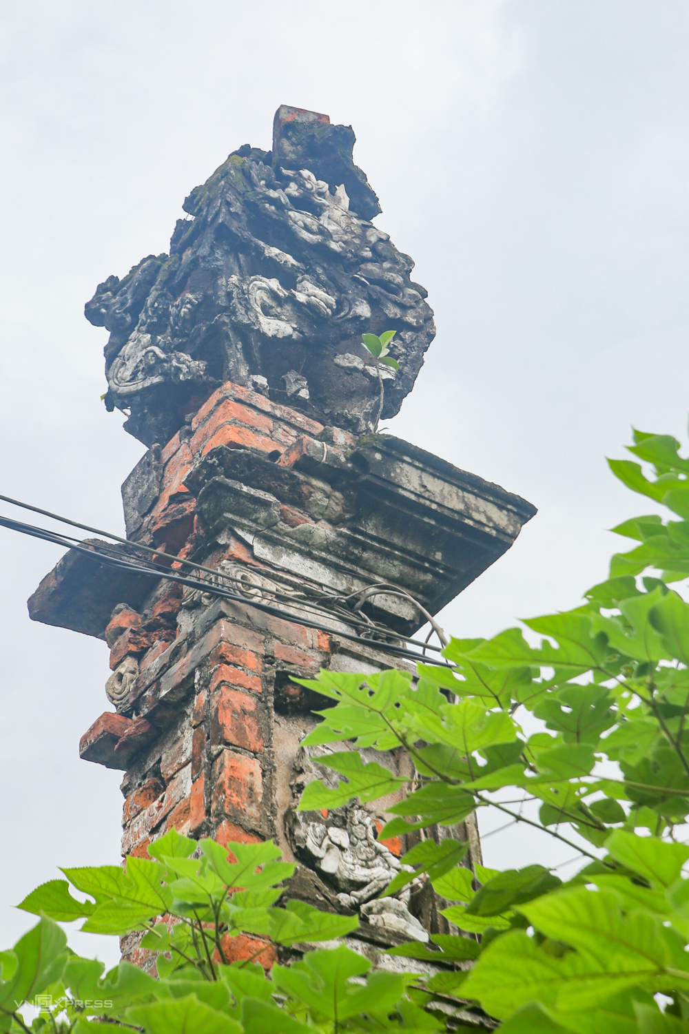ngoi chua gan 700 tuoi o ha noi xuong cap nghiem trong
