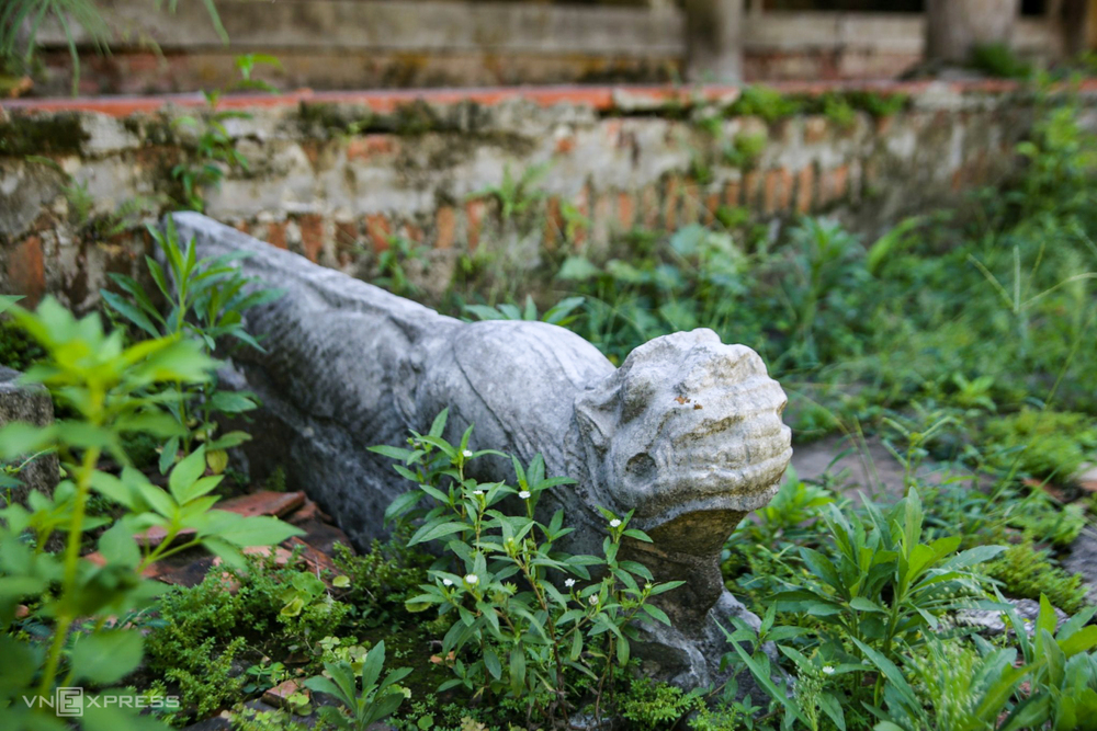 ngoi chua gan 700 tuoi o ha noi xuong cap nghiem trong