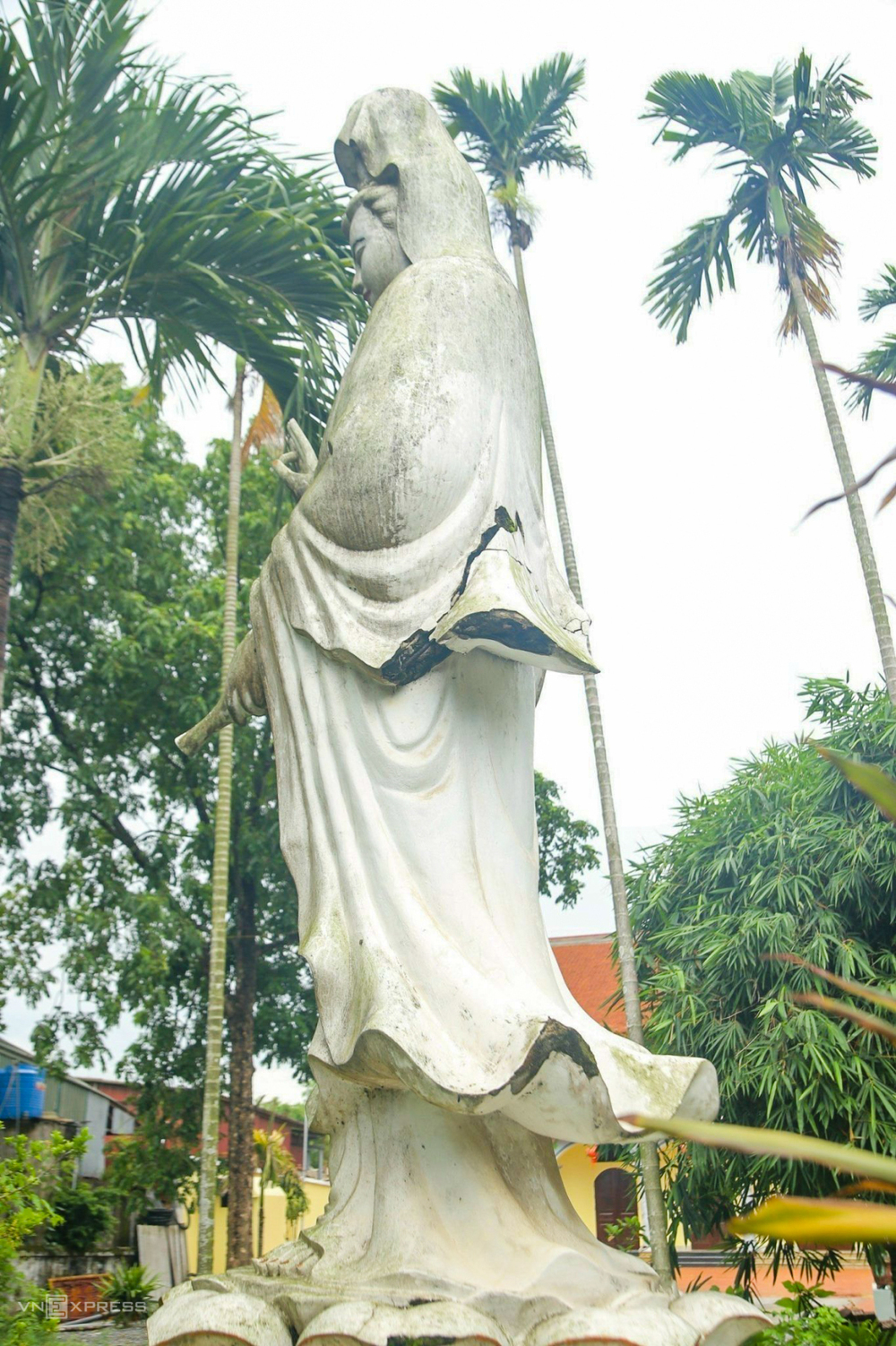 ngoi chua gan 700 tuoi o ha noi xuong cap nghiem trong